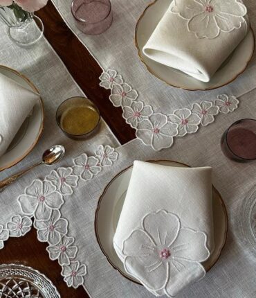 Linge de table brodé : l’élégance discrète qui sublime chaque repas