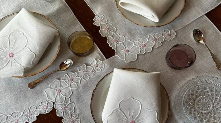 Linge de table brodé : l’élégance discrète qui sublime chaque repas